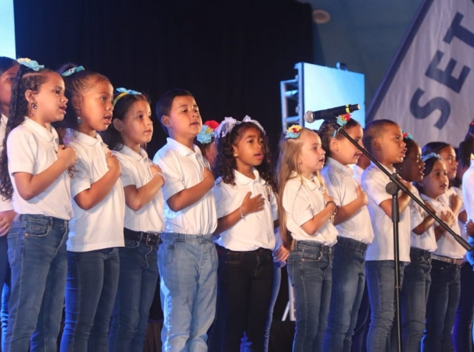 Multitud di hende pa Festival Un Canto Pa Aruba